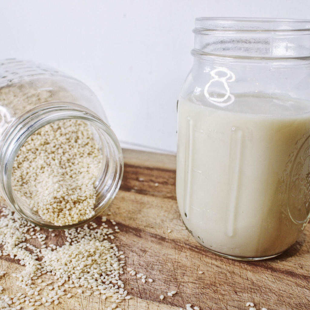 La leche de ajonjolí es una excelente fuente de calcio vegetal