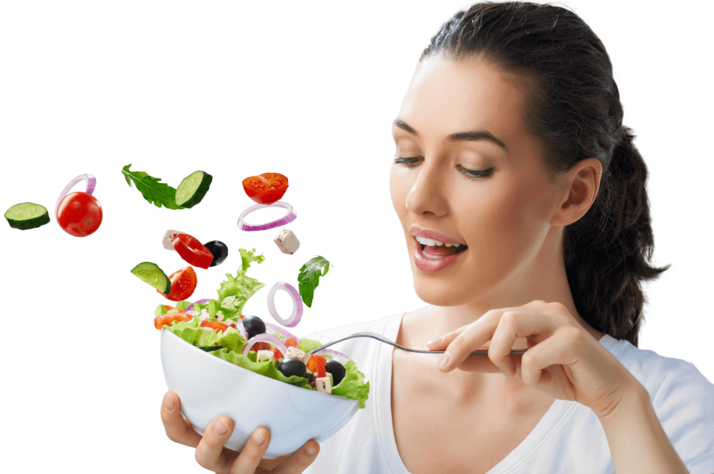 Mujer saludable, comiendo una deliciosa ensalada fresca.