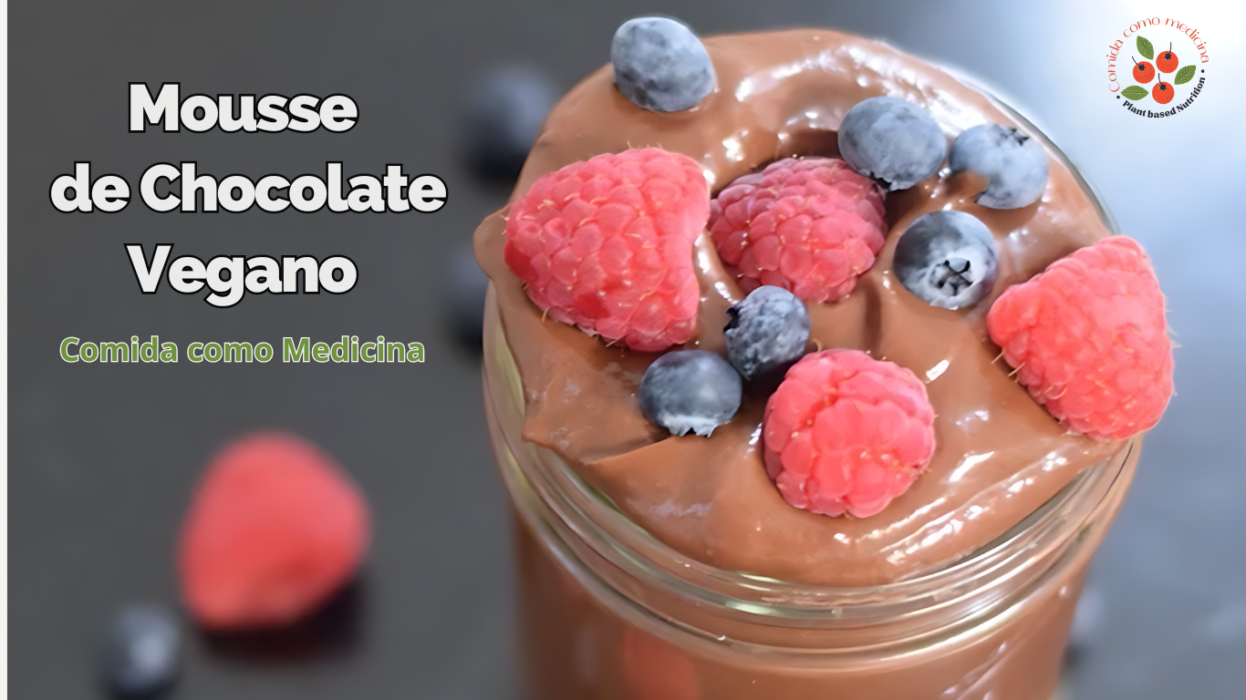 Disfruta de un mousse de chocolate vegano, cremoso y nutritivo, hecho con ingredientes naturales que te aportan vitaminas, minerales y grasas saludables para un desayuno o postre delicioso.